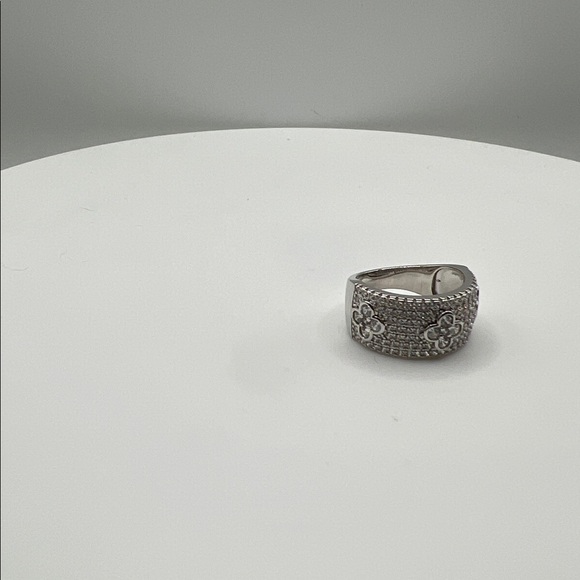 575. Silver Band Ring with Clover‎ Design